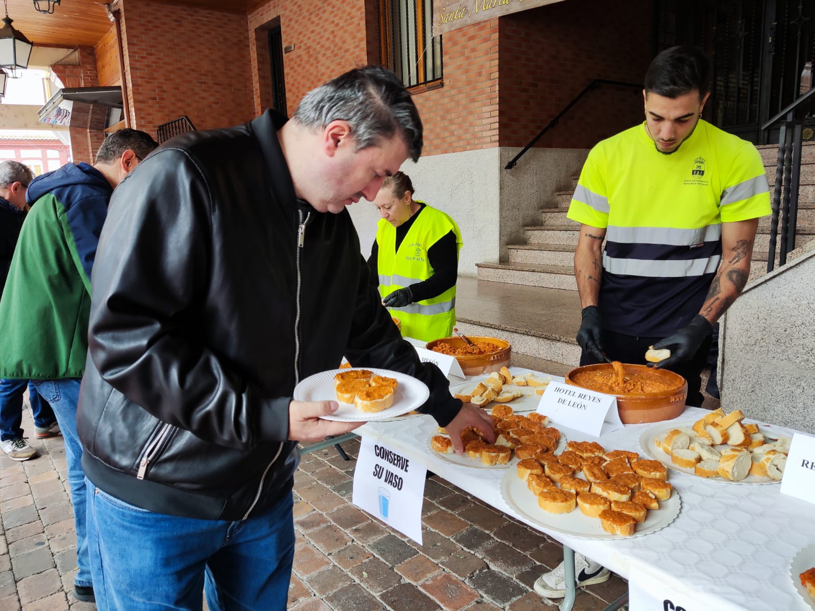 La típica degustación fue este domingo la estrella de la Feria de la Tapa de Ajo de Santa María del Páramo. | ALEJANDRO RODRÍGUEZ