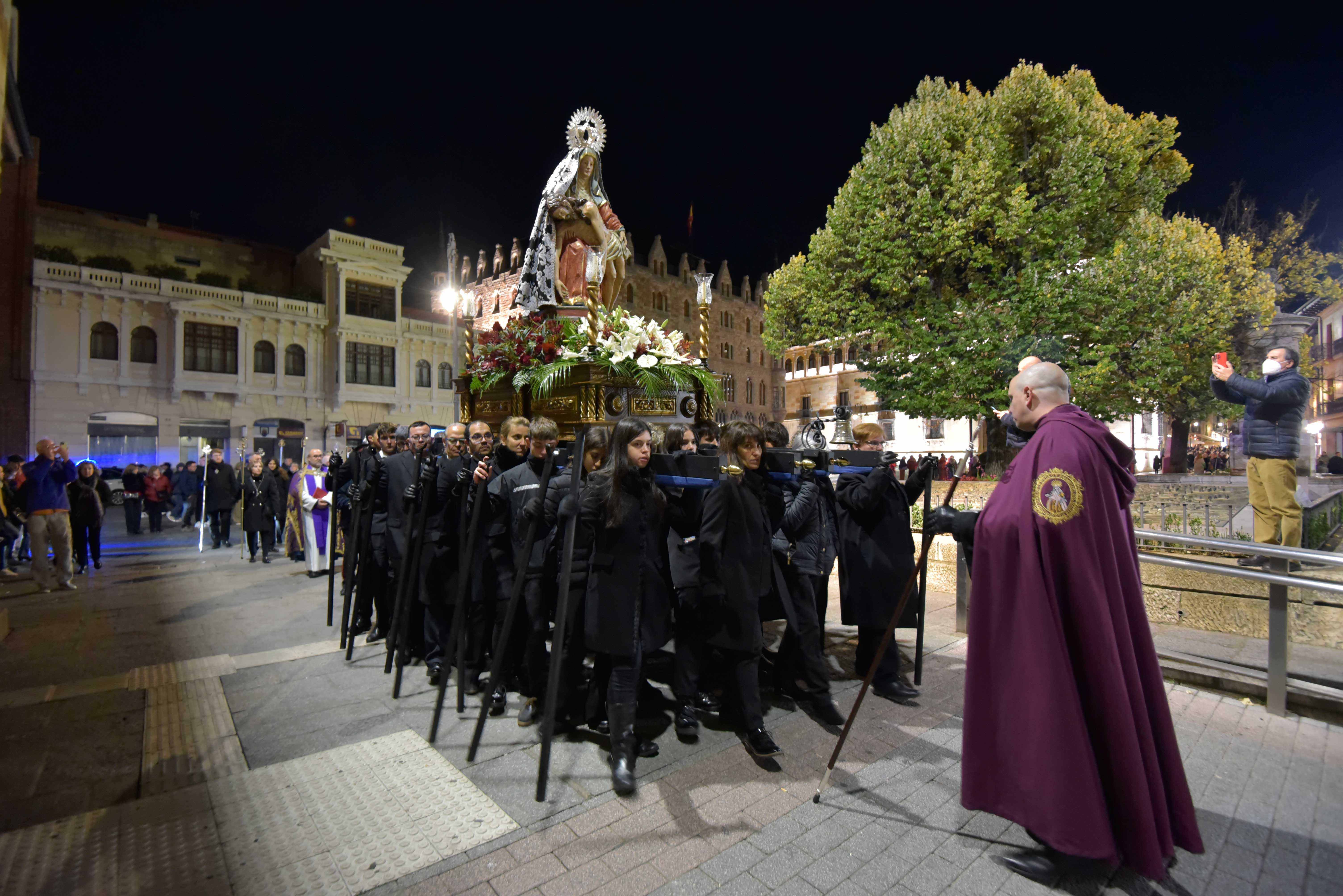 Un instante de la procesión de los Fieles Difuntos, que se recuperó hace dos años y no se celebraba desde 1818. | SAÚL ARÉN