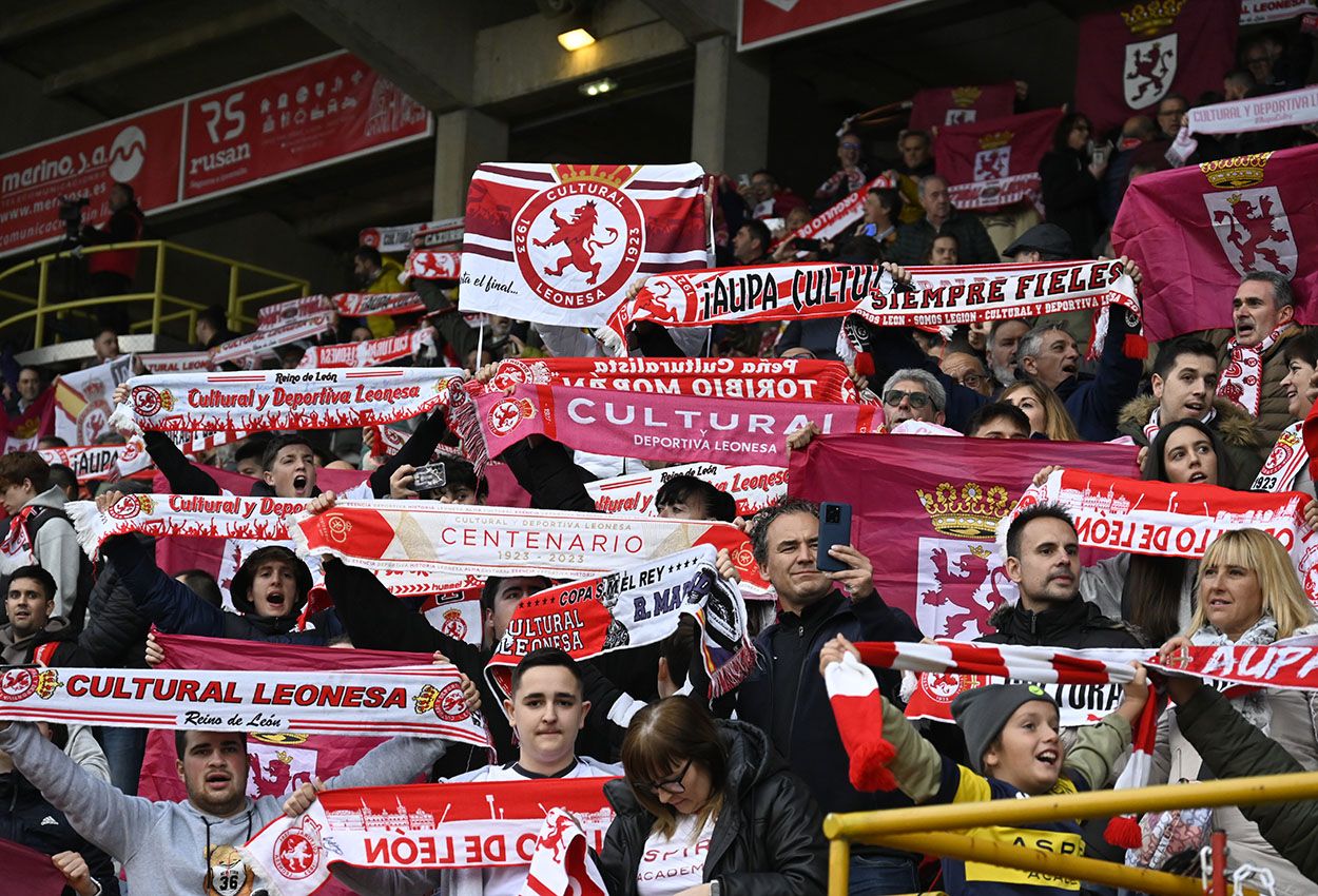 Imagen de las gradas durante el derbi. | SAÚL ARÉN