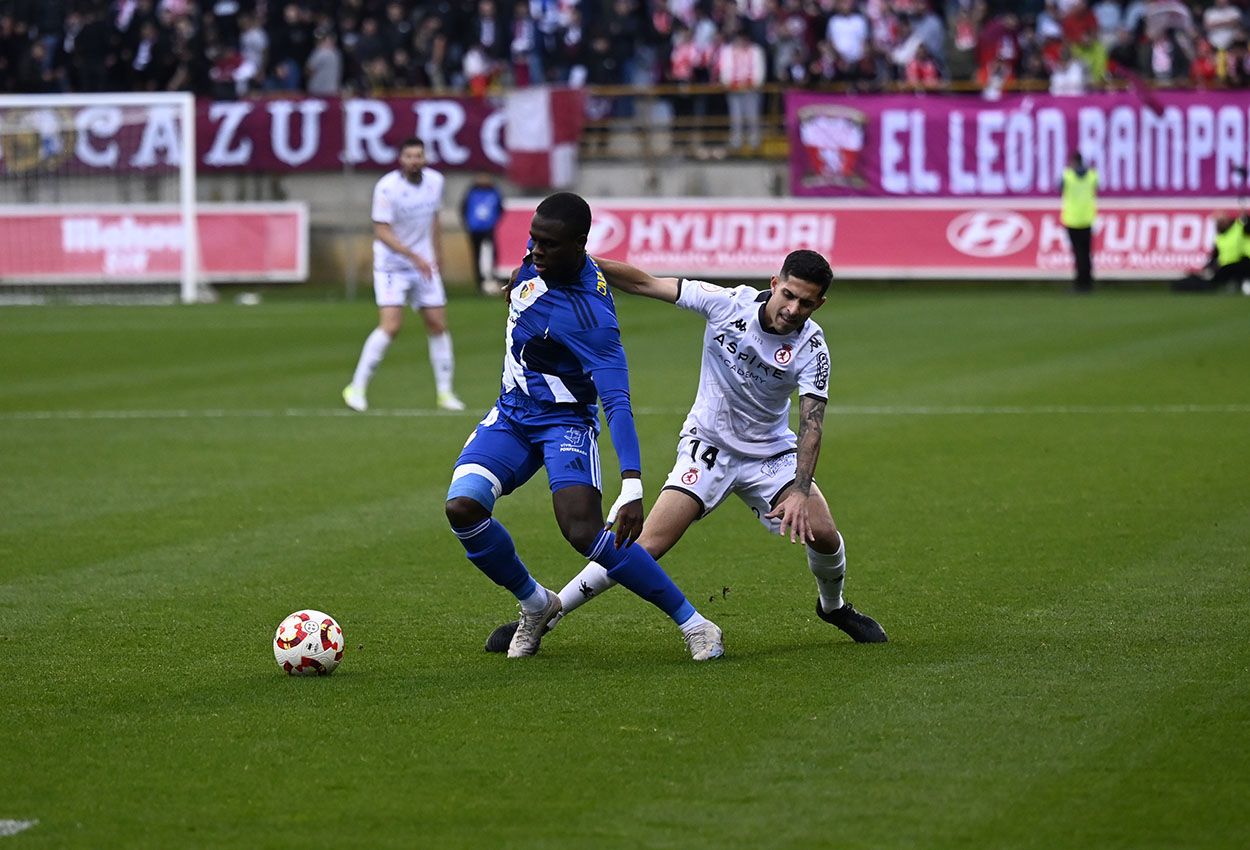 Doué recorta a un rival durante el derbi en León. | SAÚL ARÉN