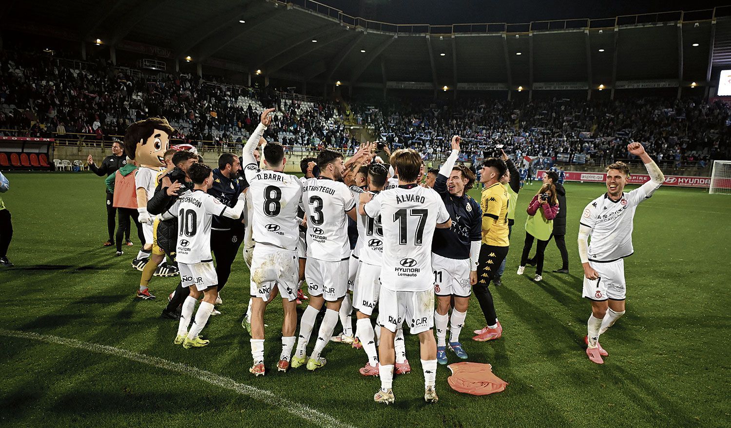 Los jugadores de la Cultural festejan el triunfo. | SAÚL ARÉN