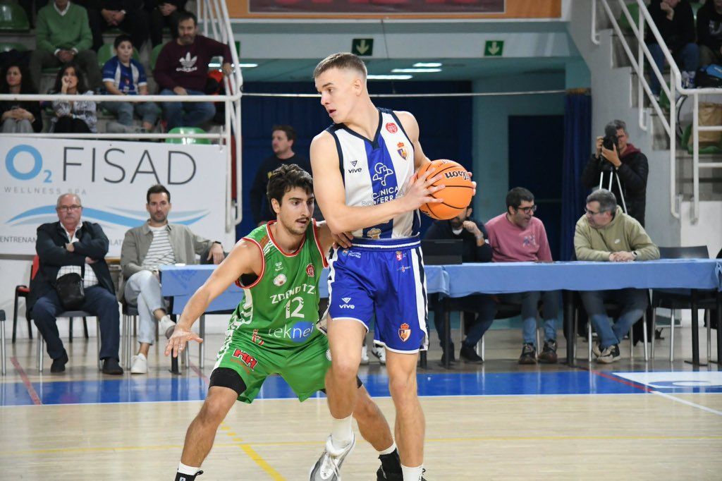 Uno de los instantes de la última remontada del Clínica Ponferrada | CPSDP