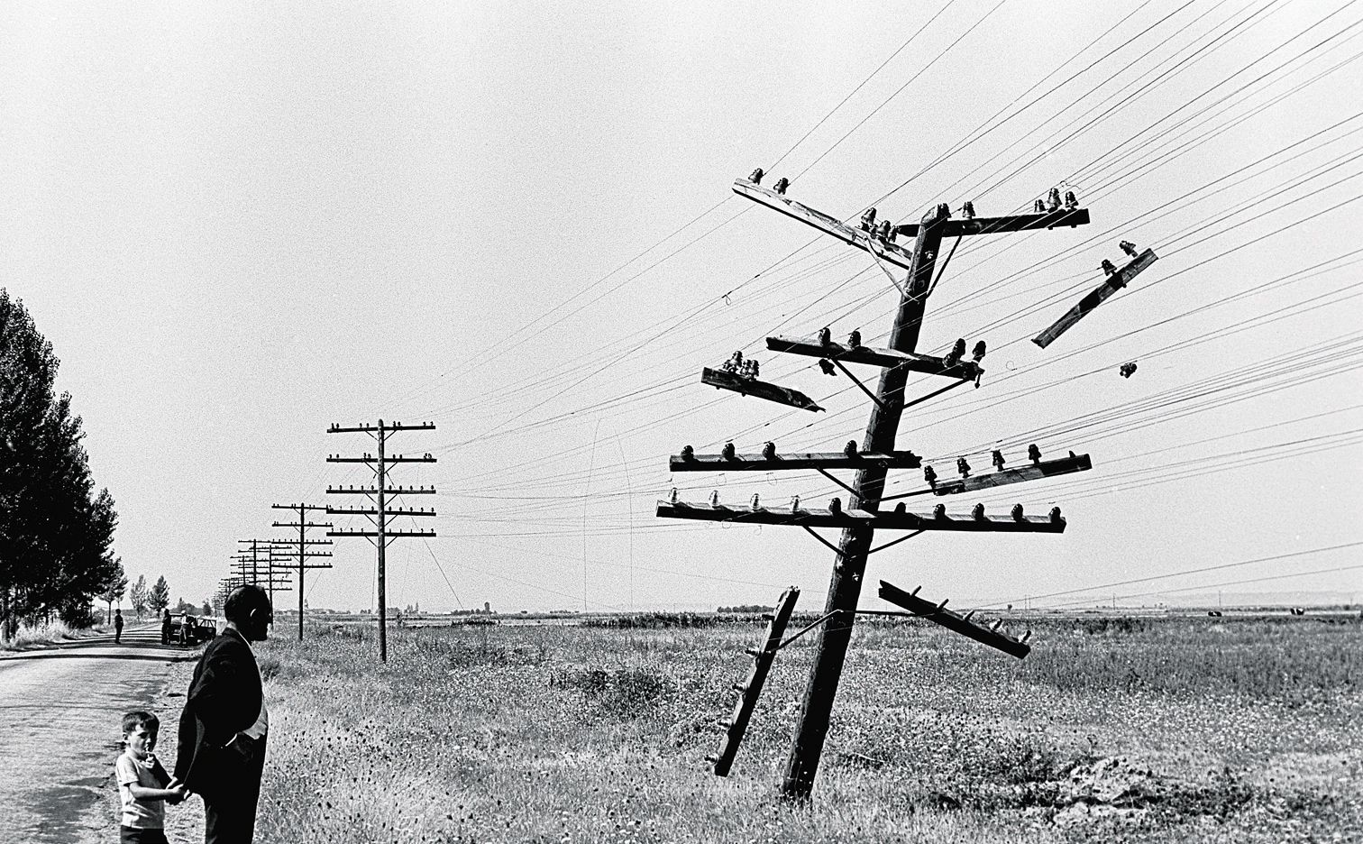 Viendo aquellos postes y cableado de la telefonía de los años 70 se entiende perfectamente los largos cortes y días sin conexión | FERNANDO RUBIO