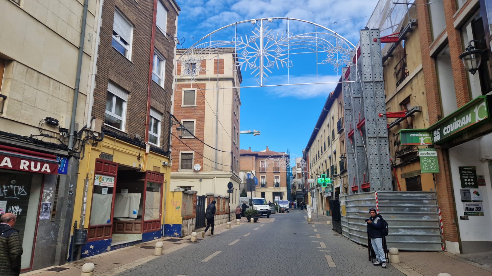 Las luces ya están colgadas en la calle La Rúa de León. | L.N.C.