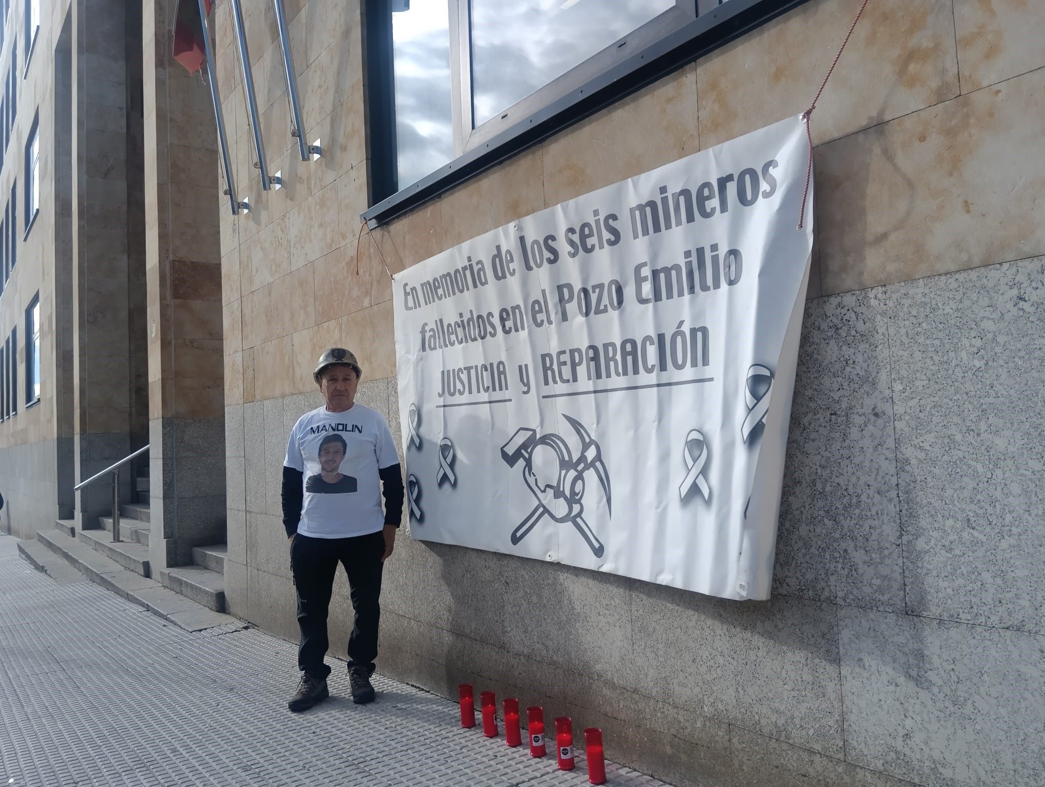 El padre de uno de los fallecidos en el Pozo Emilio del Valle, Manuel Moure, este lunes junto al edificio de los juzgados. L.N.C.