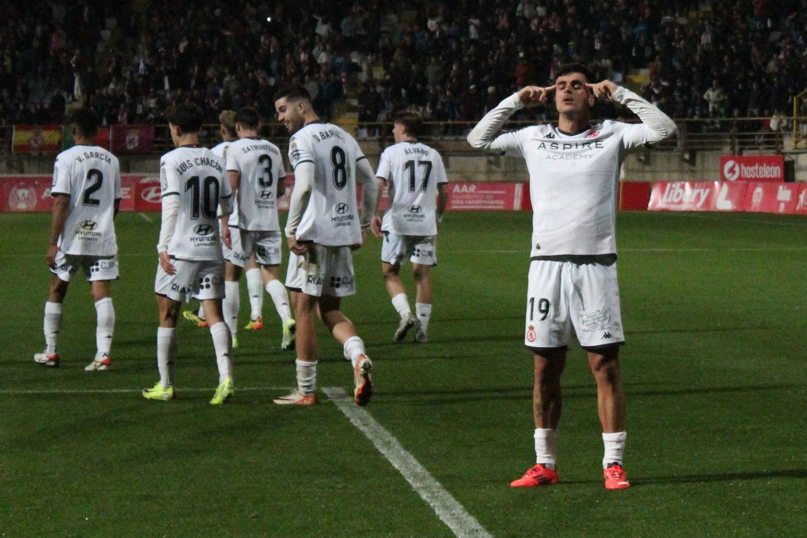 Escobar celebra el segundo gol de la Cultural frente a la Ponferradina. | CYD