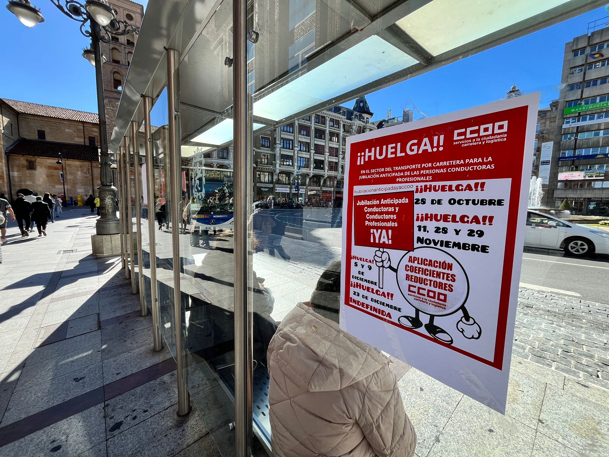 Cartel de la huelga en una de las paradas de autobuses de León. | SAÚL ARÉN