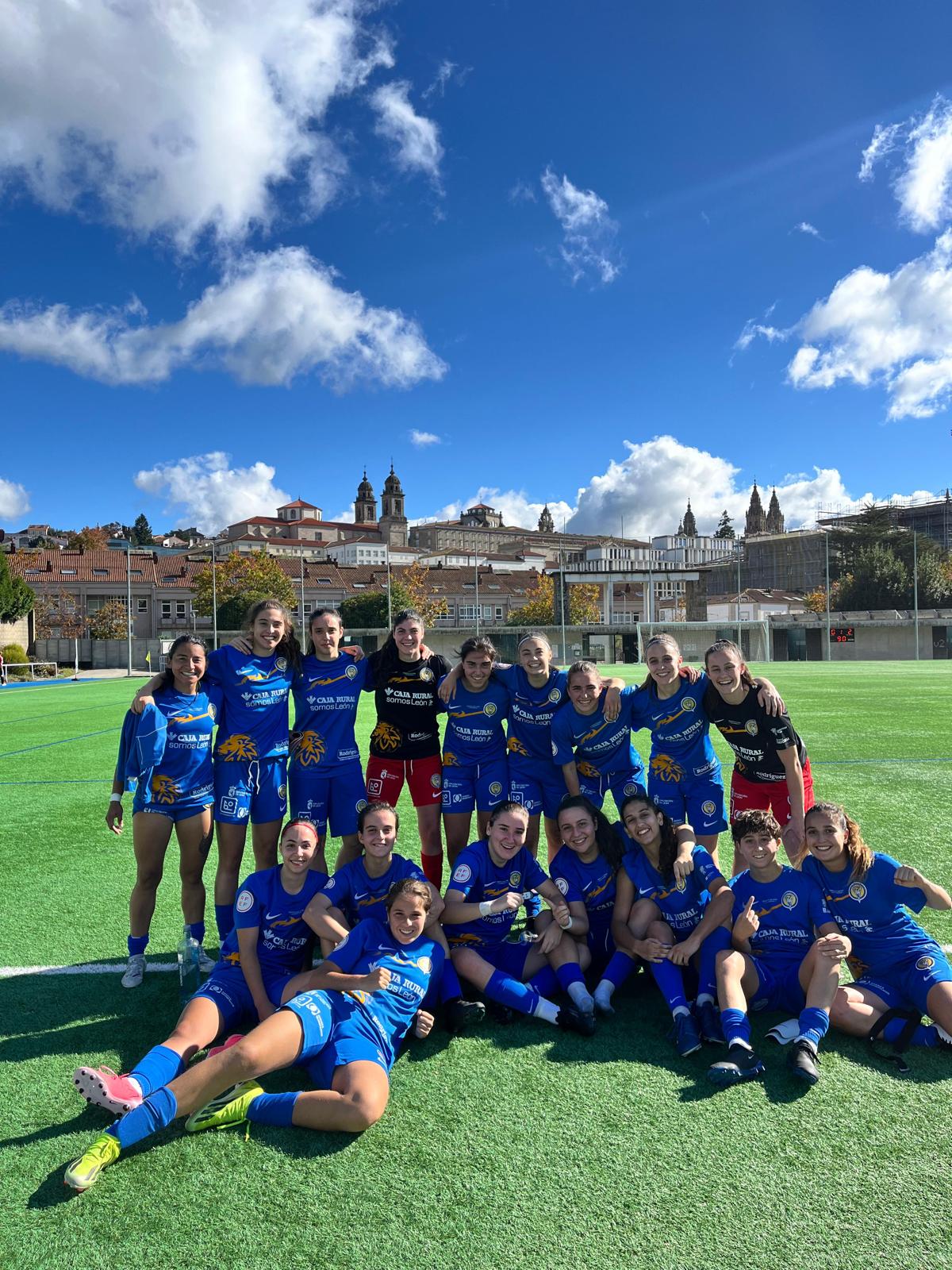 La plantilla celebra el triunfo. | BEA FERNÁNDEZ