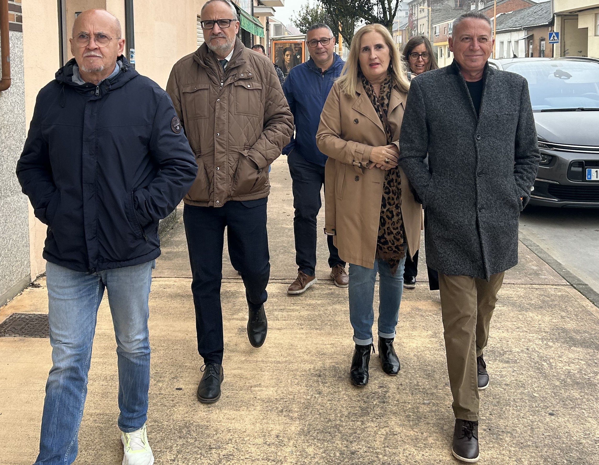 Paseo de los representantes del PSOE por Fuentesnuevas.