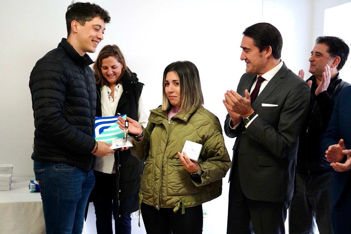 Suárez-Quiñones durante la entrega de las llaves de una de las viviendas. | CAMPILLO (ICAL)