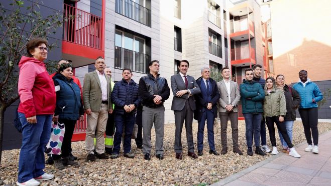 Foto de familia con los beneficiados para el alquiler de las viviendas. | CAMPILLO (ICAL)