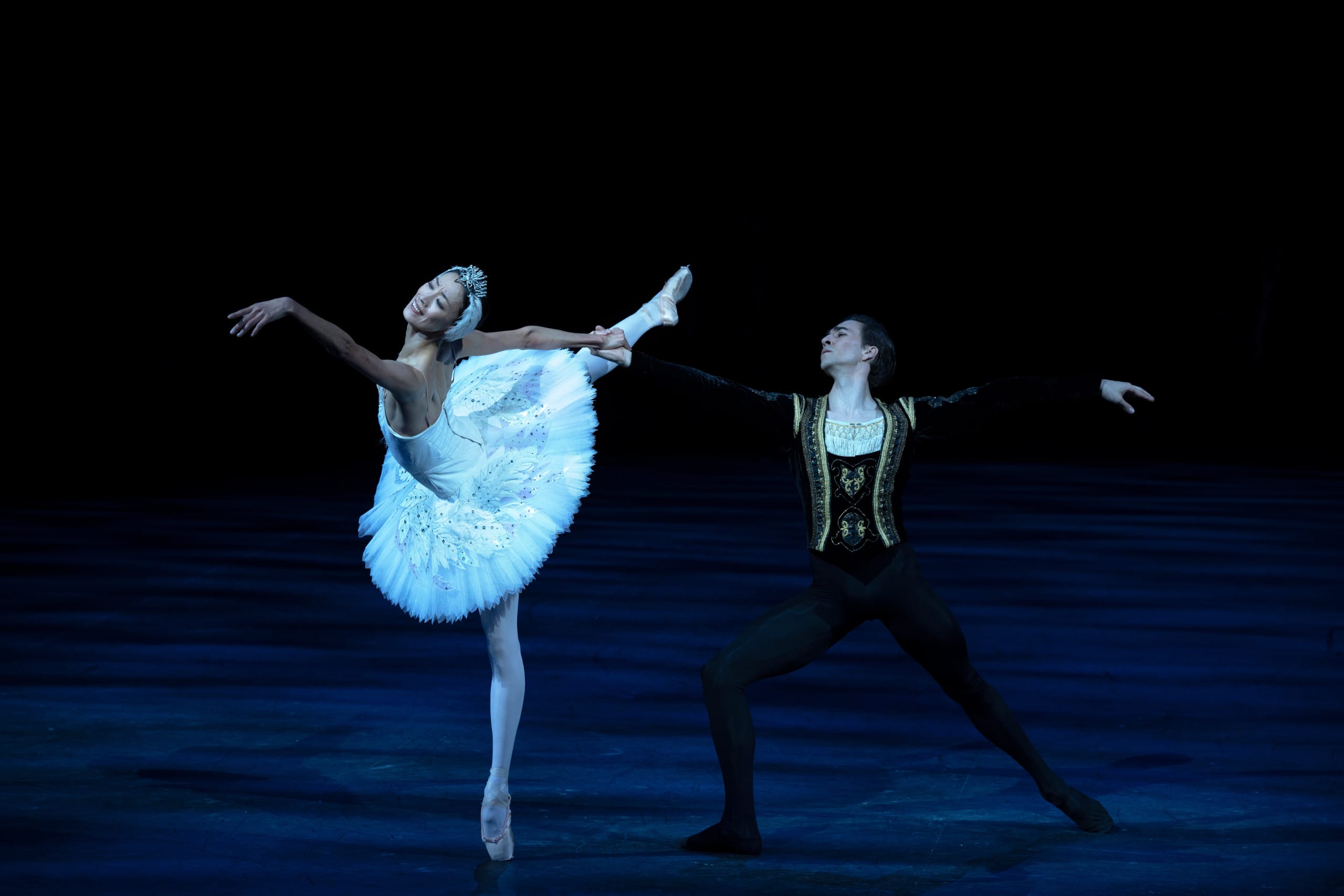 Fotograma de la grabación de ‘El lago de los cisnes’ de Derek Deane. LAURENT LIOTARDO