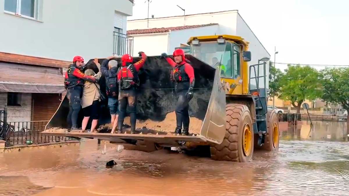 Miembros de la UME realizan labores de rescate tras la Dana en Valencia. | @DEFENSAGOB