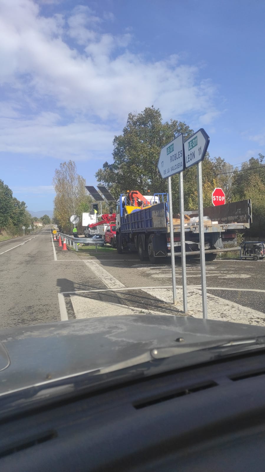 Operarios instalan el nuevo radar en el cruce de Valderilla de Torío. | LNC