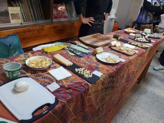 Cata de quesos durante la celebración del último curso de Naturgeis. | L.N.C.