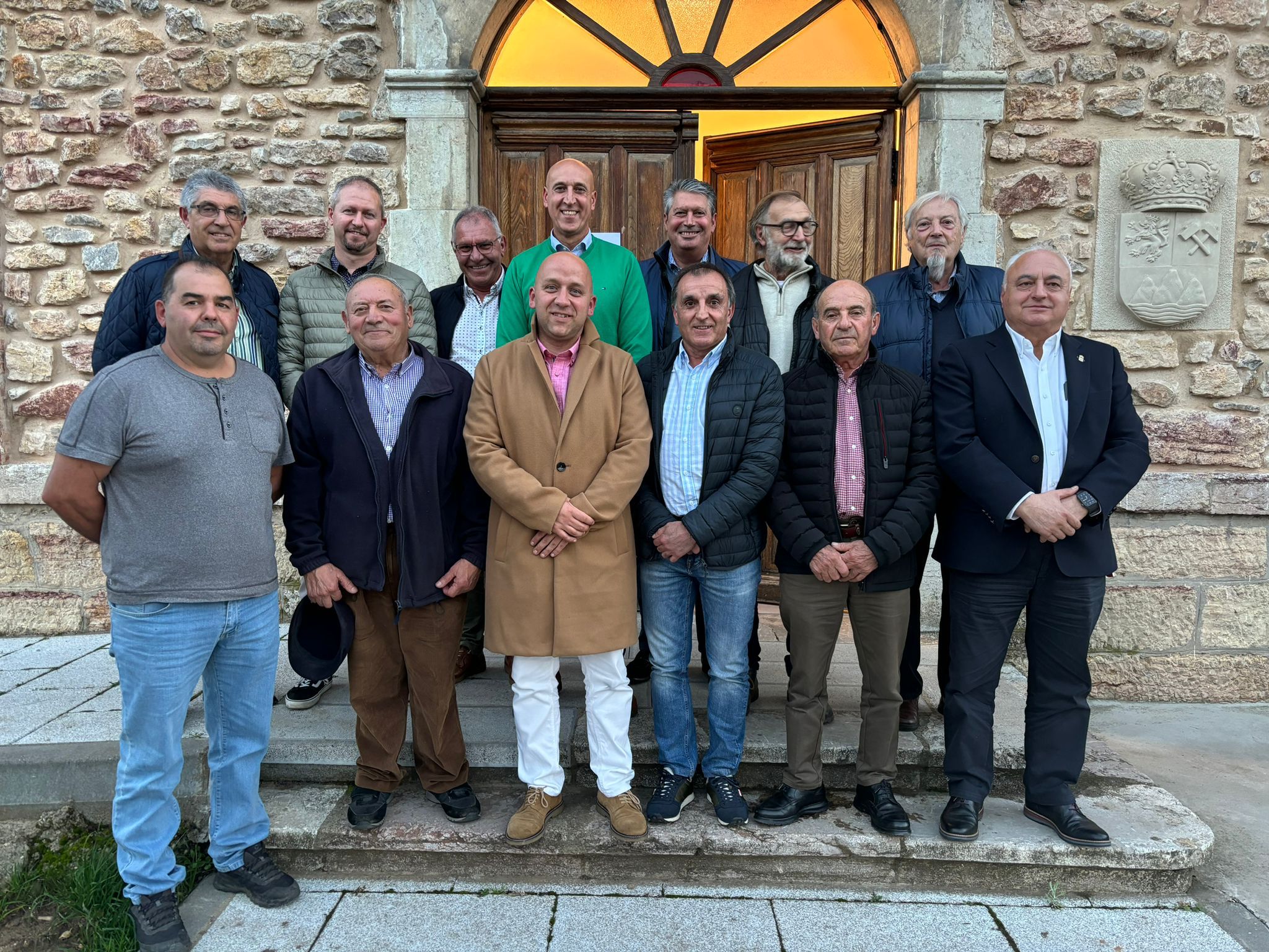 Foto de los alcaldes tras la reunión celebrada en la Casa de las Culturas de Matallana de Torío. | L.N.C.