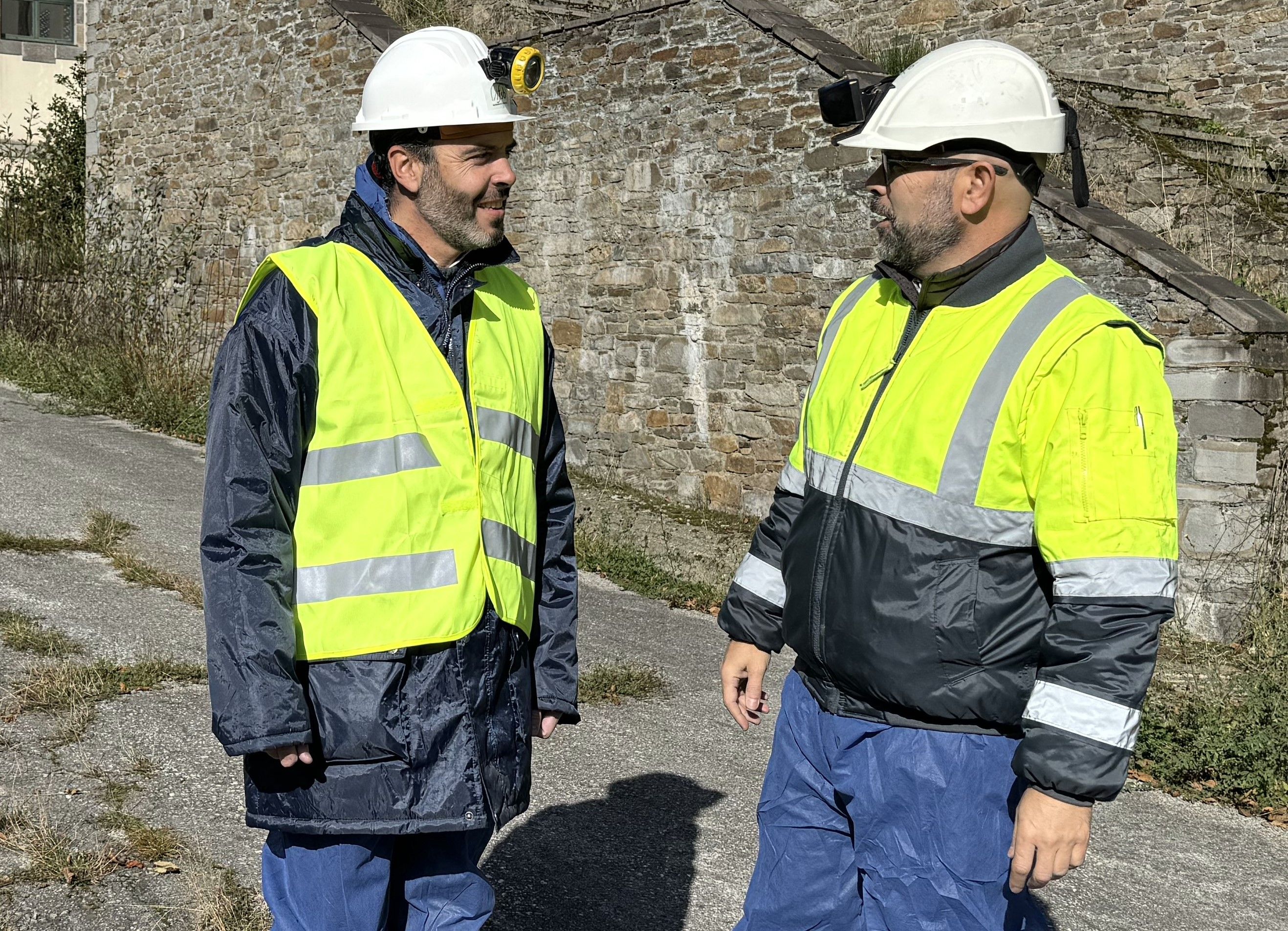 Visita a las obras iniciadas por la Fundación Santa Bárbara en Caboalles de Arriba.