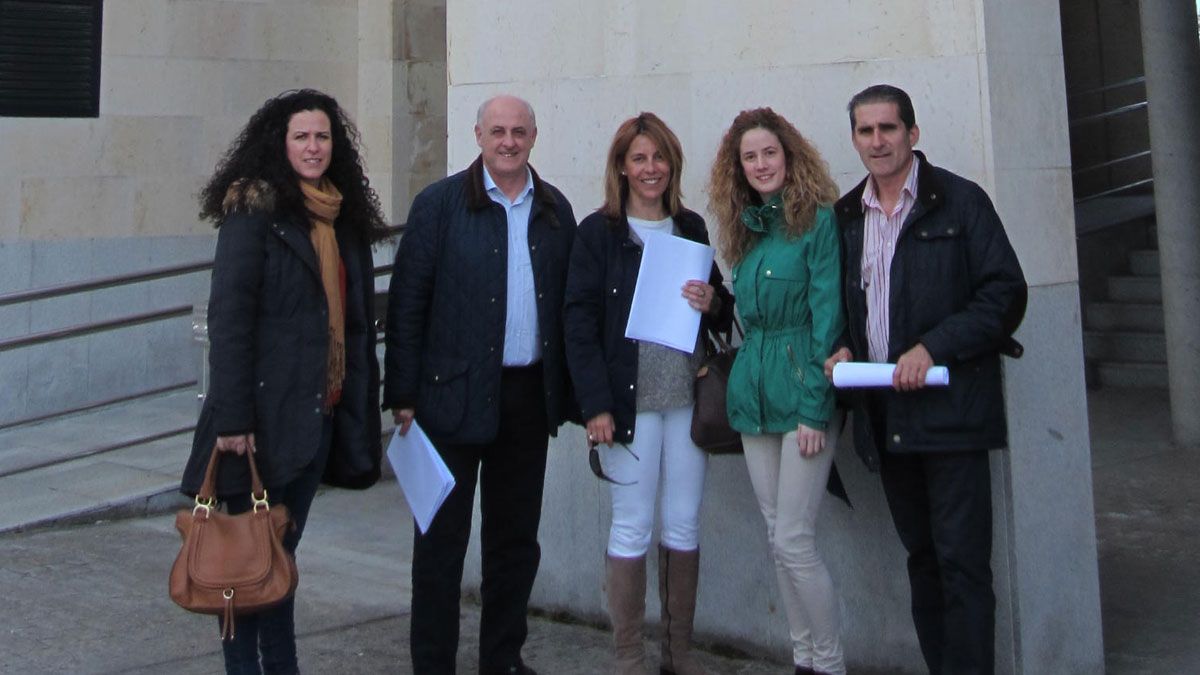 Los cinco concejales del PP en el Ayuntamiento de San Andrés. | L.N.C.