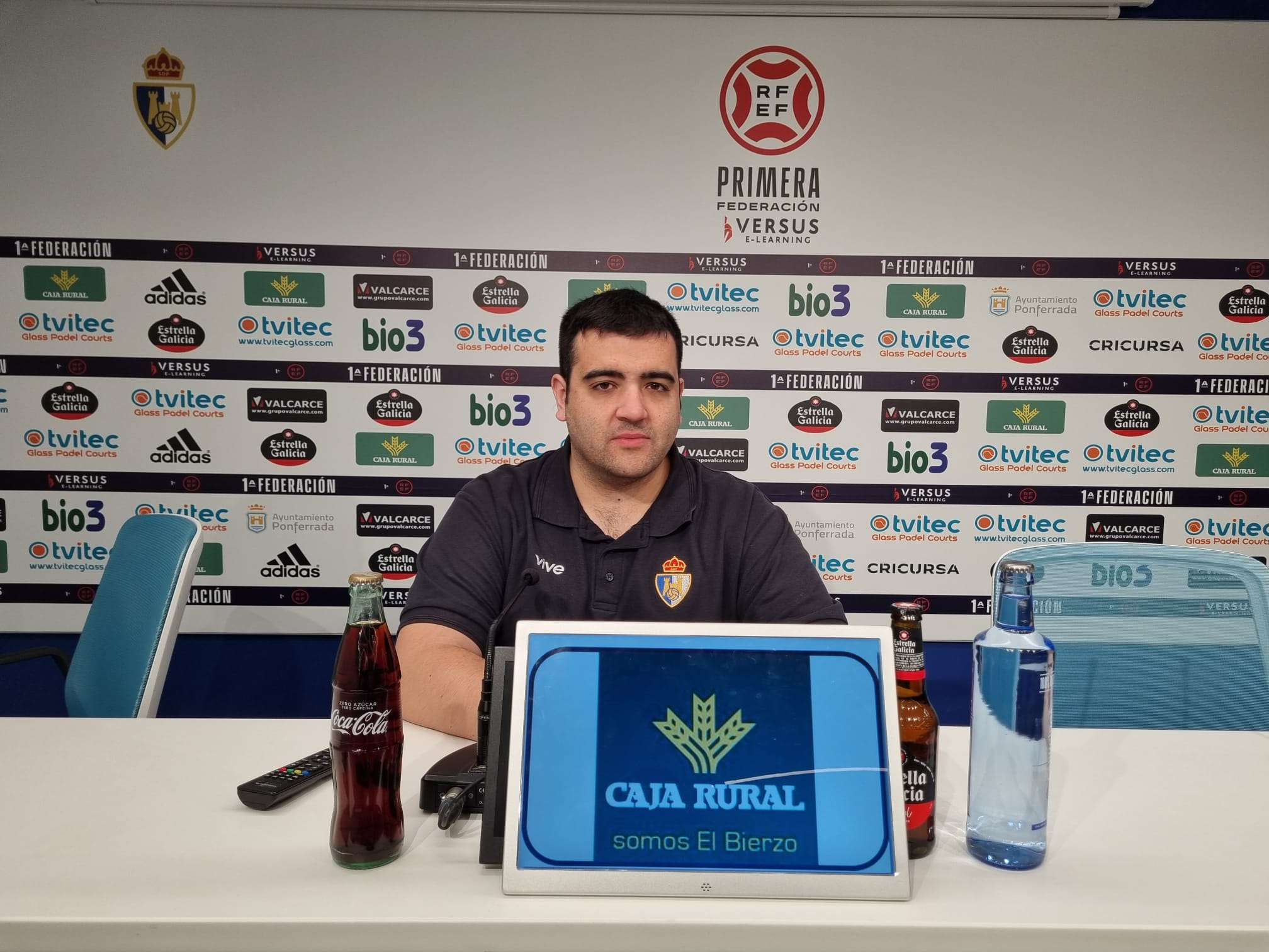 Oriol Pozo durante la rueda de prensa con el Clínica Ponferrada | RAÚL FERNÁNDEZ