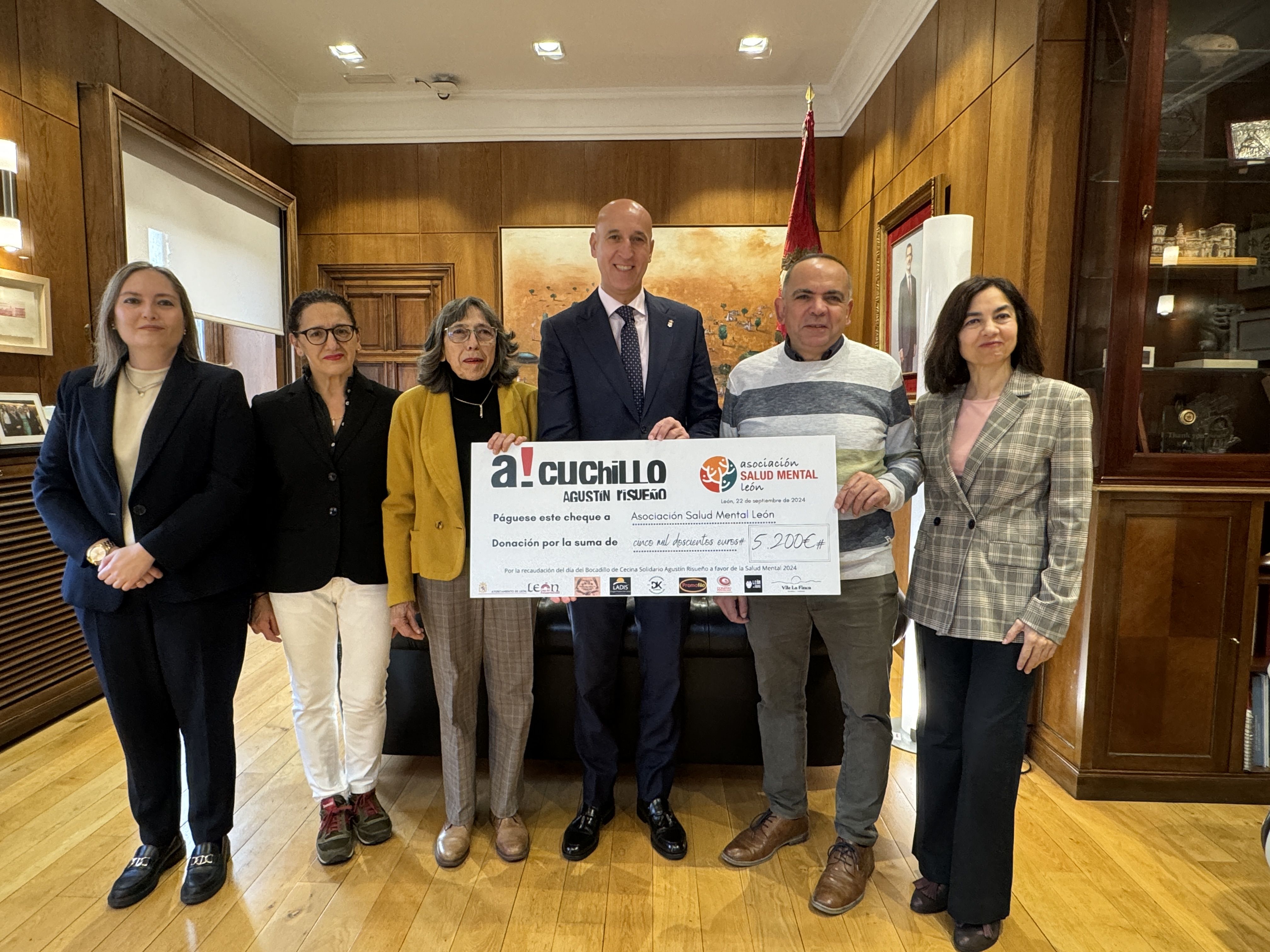 Entrega del cheque a la Asocaición Salud Mental León. | L.N.C.