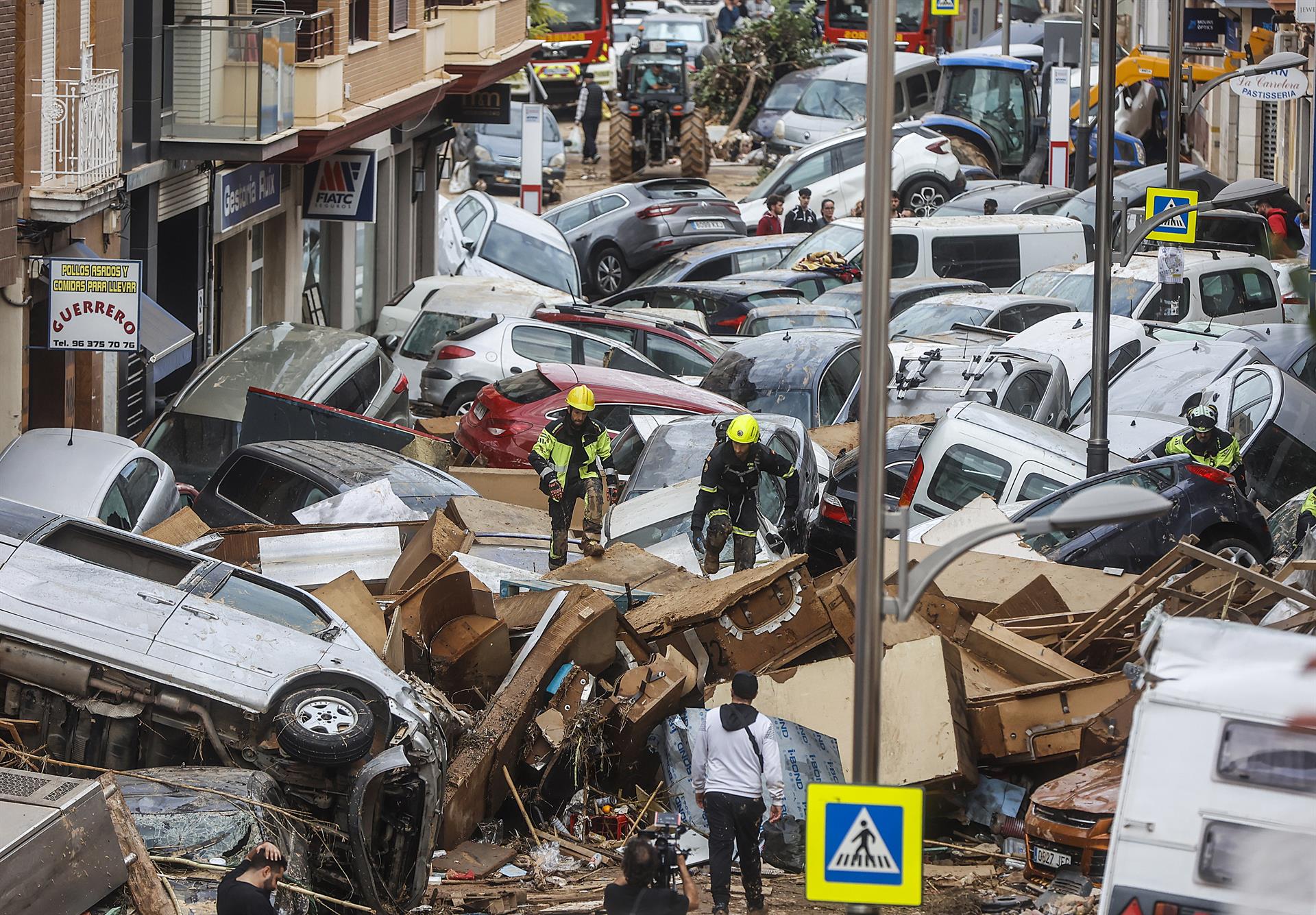 Decenas de coches amontonados, a 31 de octubre de 2024, en Sedaví, Valencia. | EP