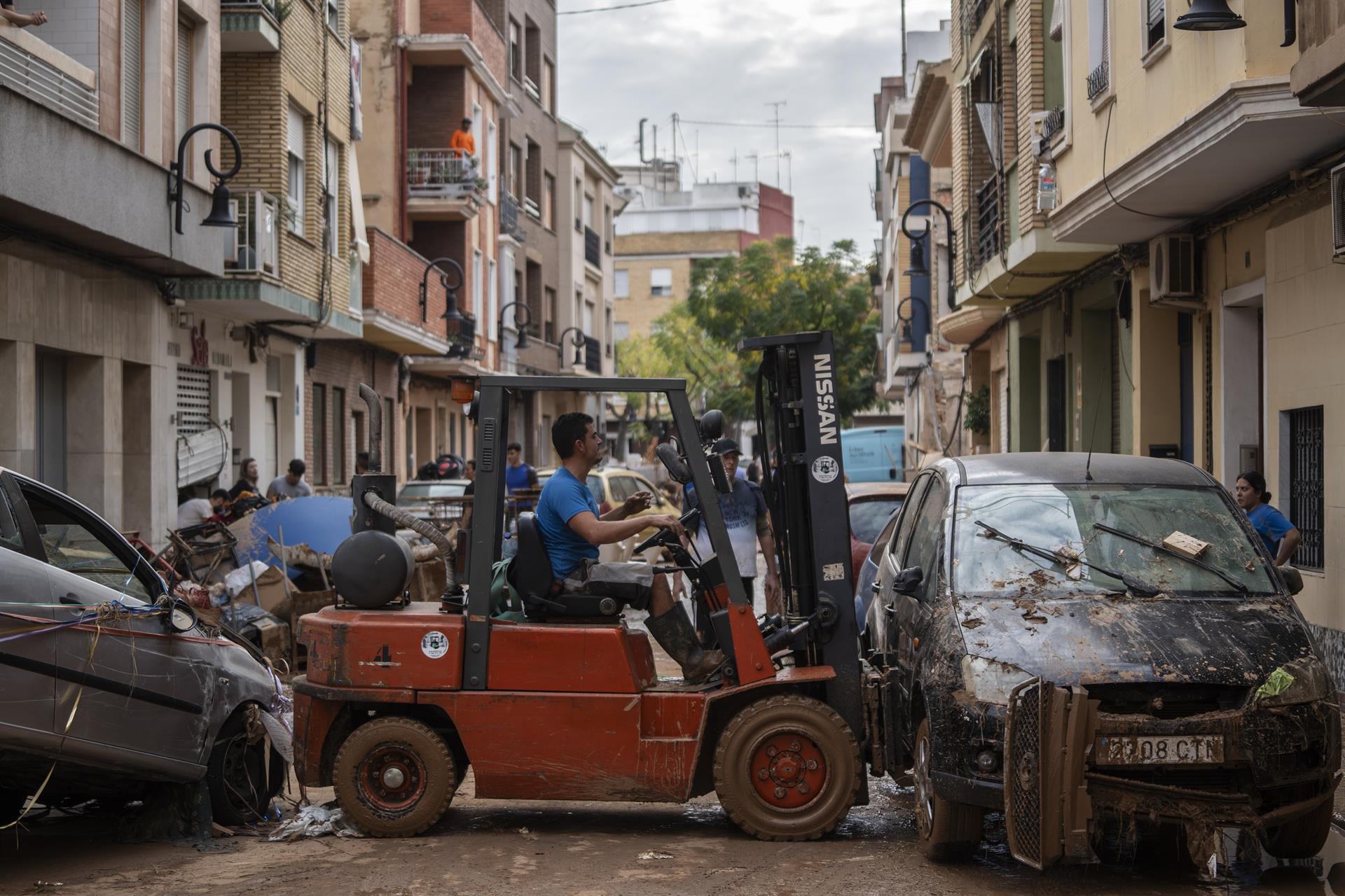 Varias personas colaboran en las labores de limpieza en Aldaia. | EP