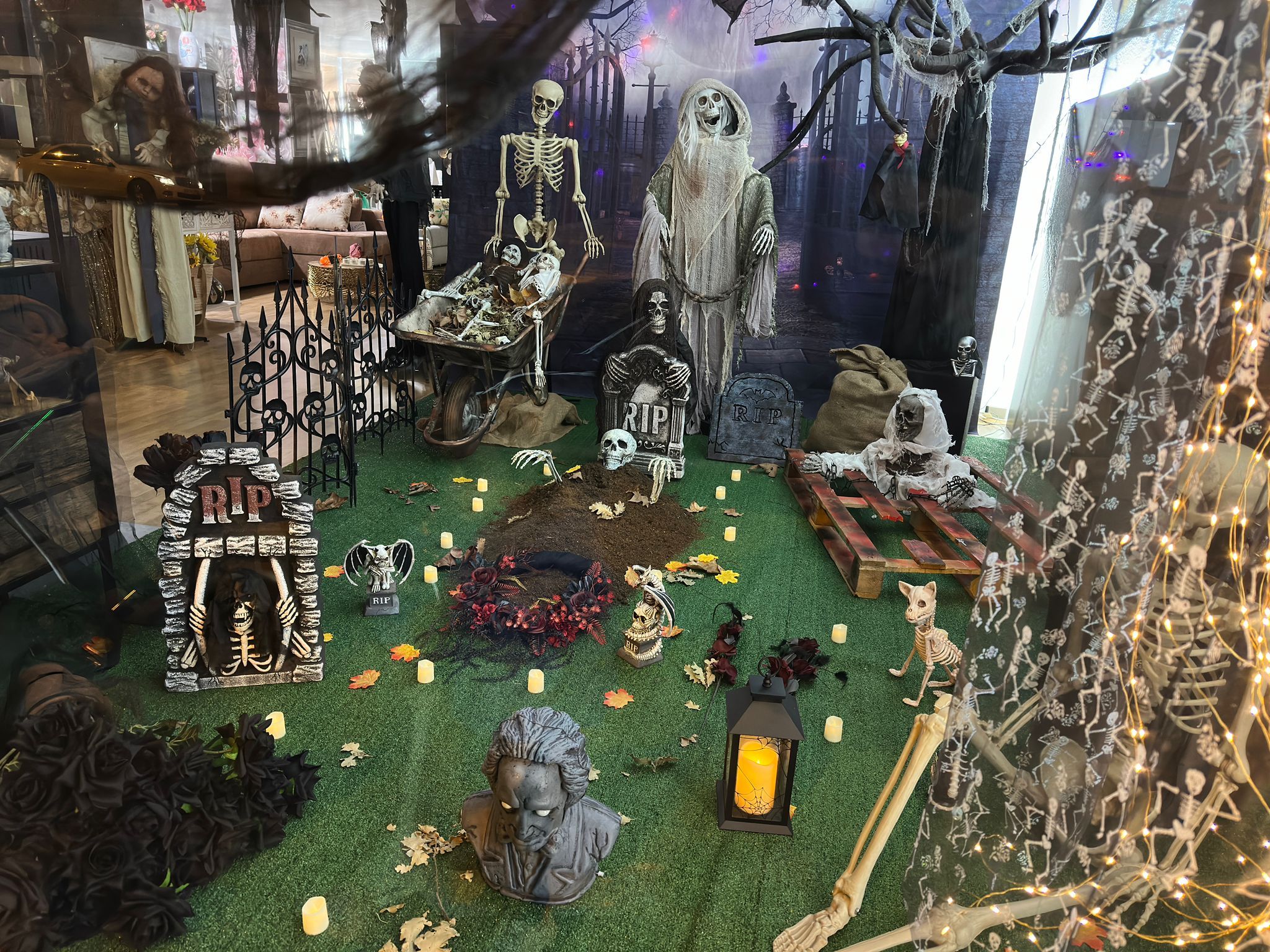 Un escaparate de León decorado por Halloween. | L.N.C.