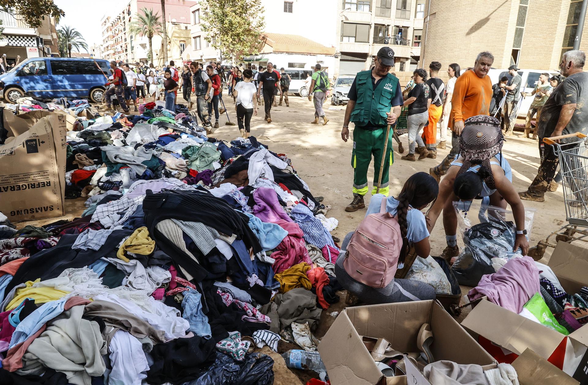 Varias personas organizan los donativos que varias personas han hecho para los afectados por la Dana. |EP