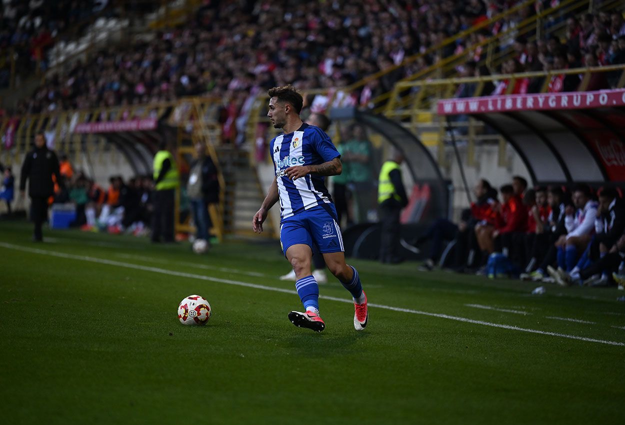 Carrique, uno de los pocos que lo ha jugado todo en todos los partidos, controla el balón durante el derbi. | SAÚL ARÉN