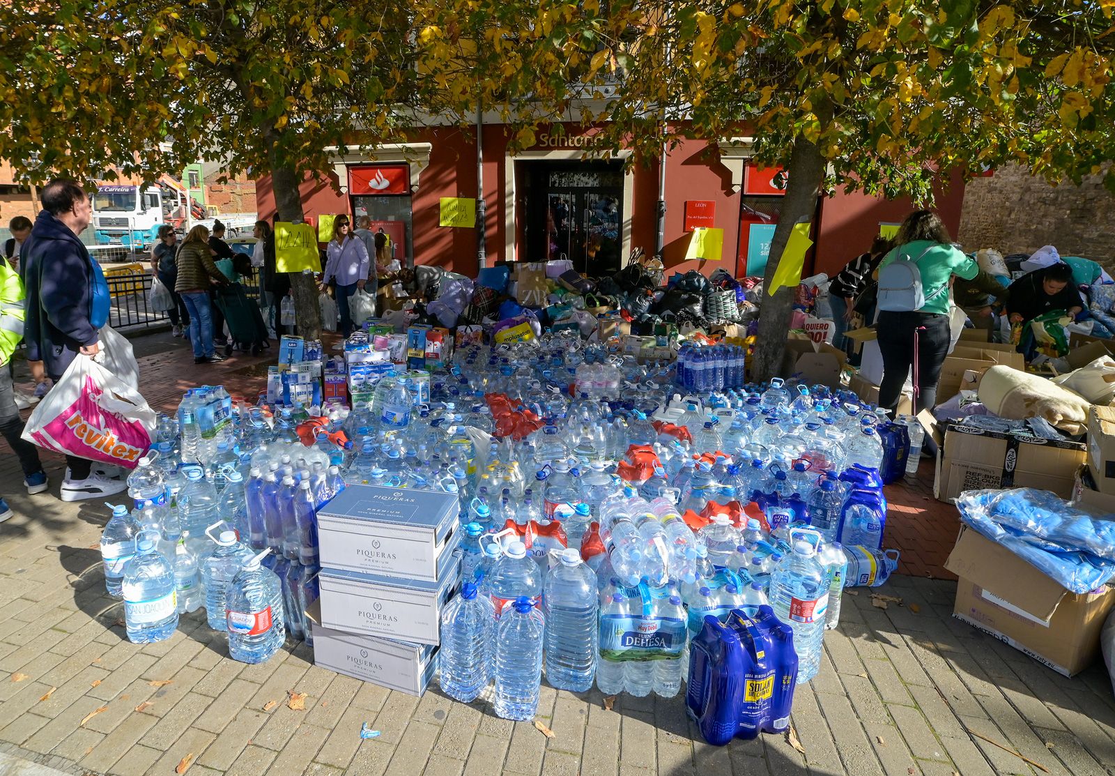 La plaza del Espolón se ha llenado de productos para enviar a los afectados por la Dana en Valencia. |MAURICIO PEÑA