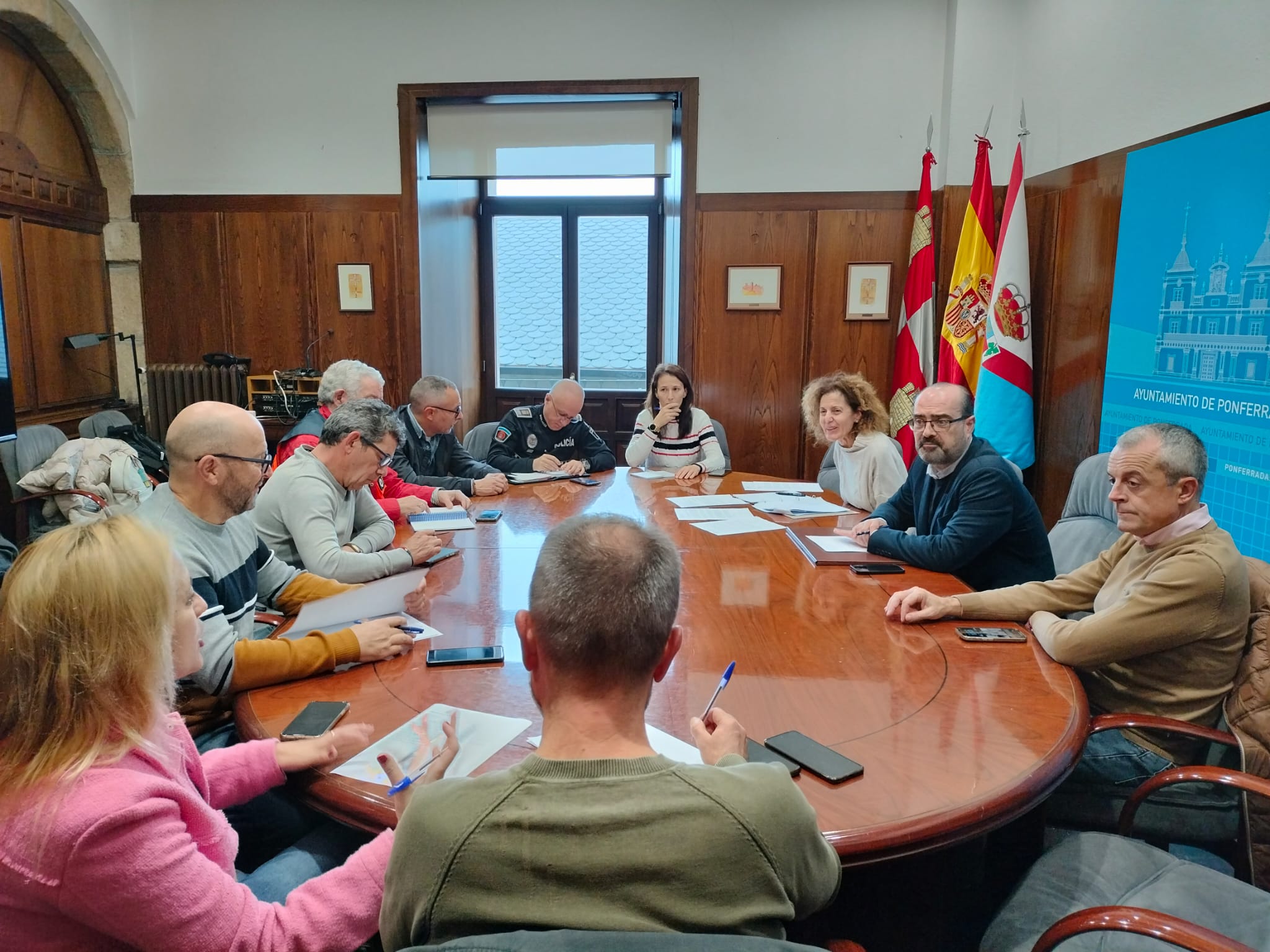 Reunión para concretar la ayuda a los damnificados.