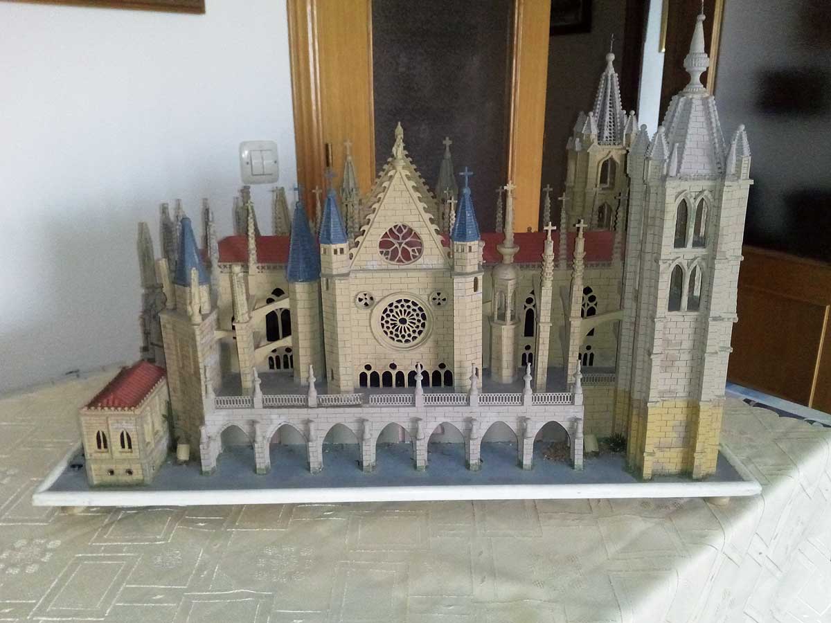 Maqueta de la catedral de León vista desde un lateral que ha recibido como herencia de su padre el madrileño José María Alfageme. | L.N.C.