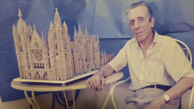 El padre de José María junto a la maqueta tras acabarla en 1980. | L.N.C.