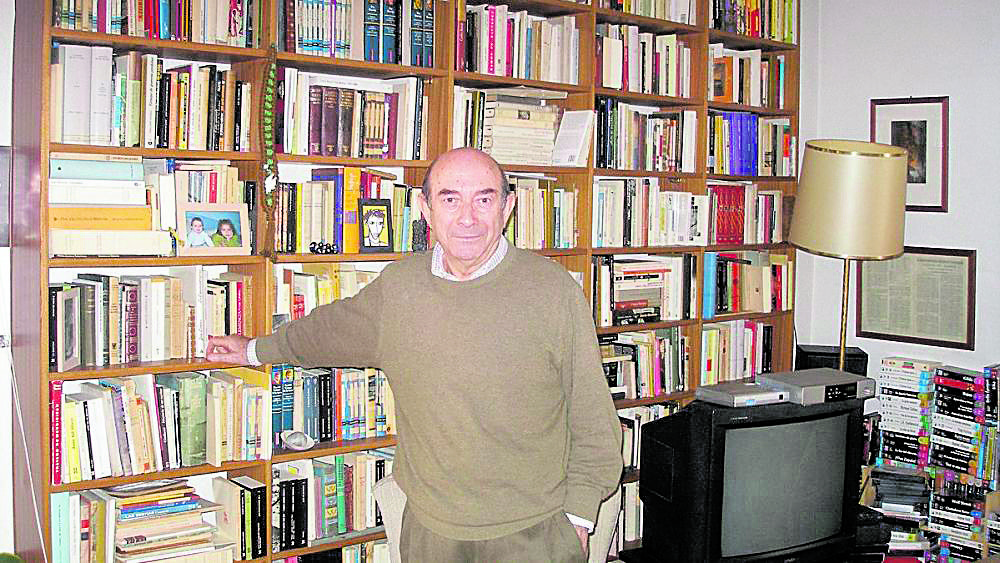 Bernardino Martínez Hernando ante una parte de su extraordinaria biblioteca, la mayoría de sus libros se los donó a su pueblo, Mansilla de las Mulas. | L.N.C.