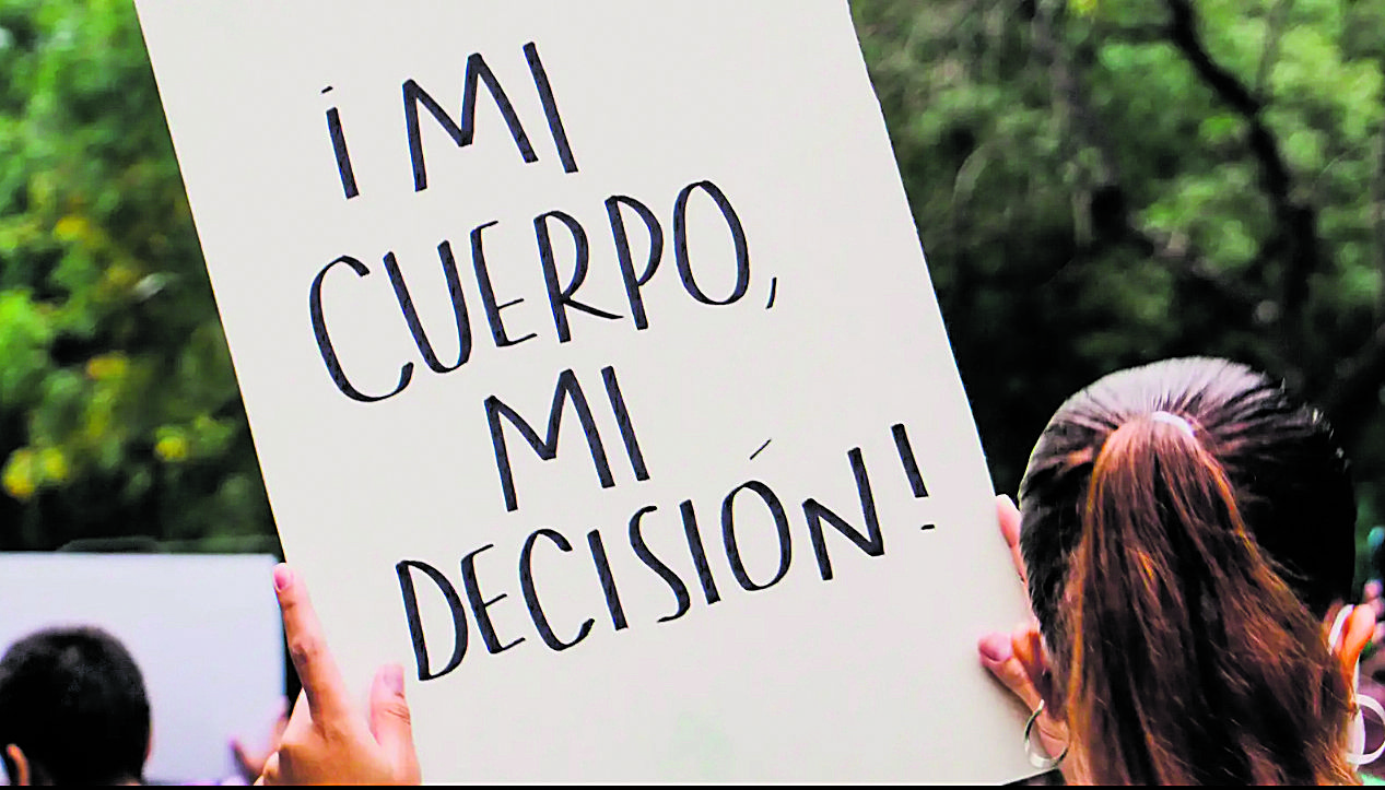 Una mujer con un cartel a favor de la libertad de aborto durante una manifestación. | L.N.C.