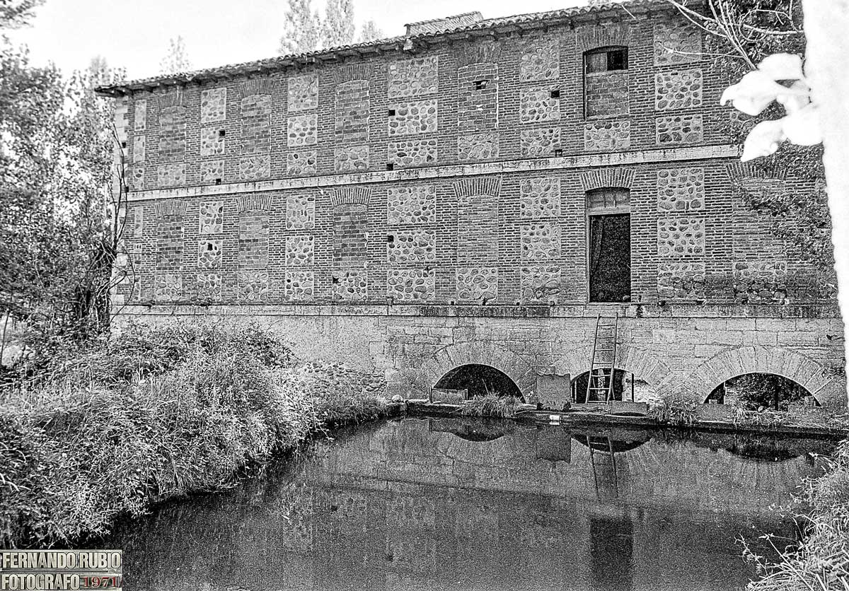 El espectacular Molino Pisón, de Marcelino Llanos, en Sariegos, tal y como estaba en el año 1971 cuando fue fotografiado funcionando. | FERNANDO RUBIO