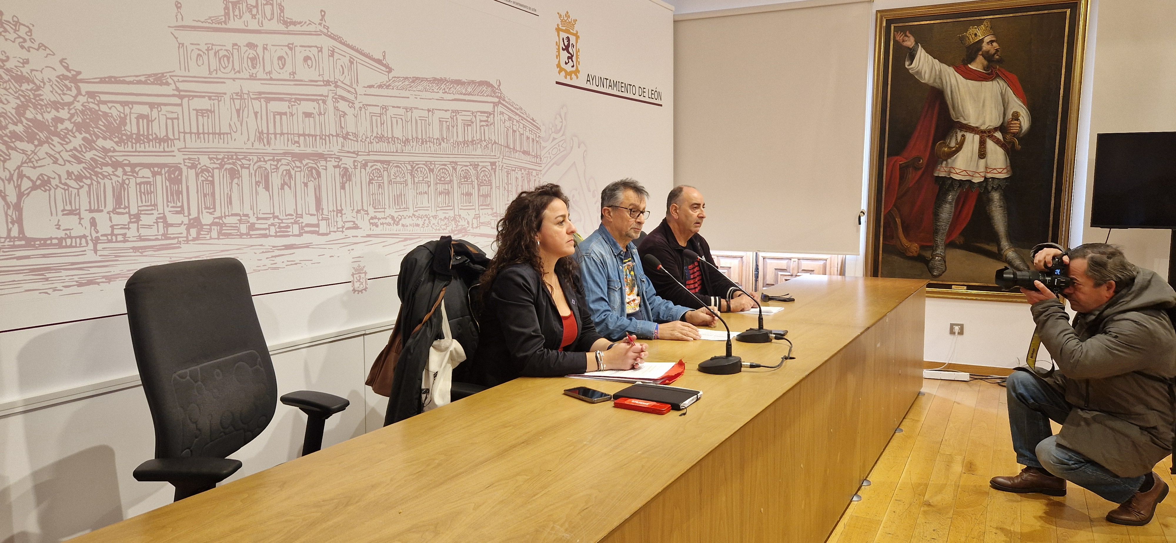 Elena Blasco (CCOO), Enrique Reguero (UGT) y Antonio Nicolás (USO), durante su comparecencia en el Salón de los Reyes de San Marcelo. | A. MARTÍNEZ