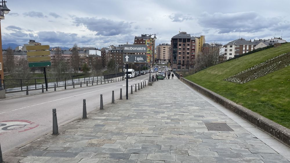 Avenida del Castillo de Ponferrada, vial que el equipo de gobierno pretende semipeatonalizar. | Javier Fernández