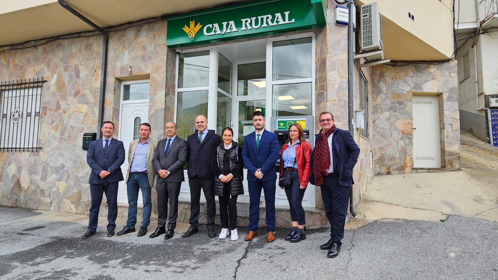 Asistentes a la inauguración de la oficina en la plaza de la Paneira. L.N.C.