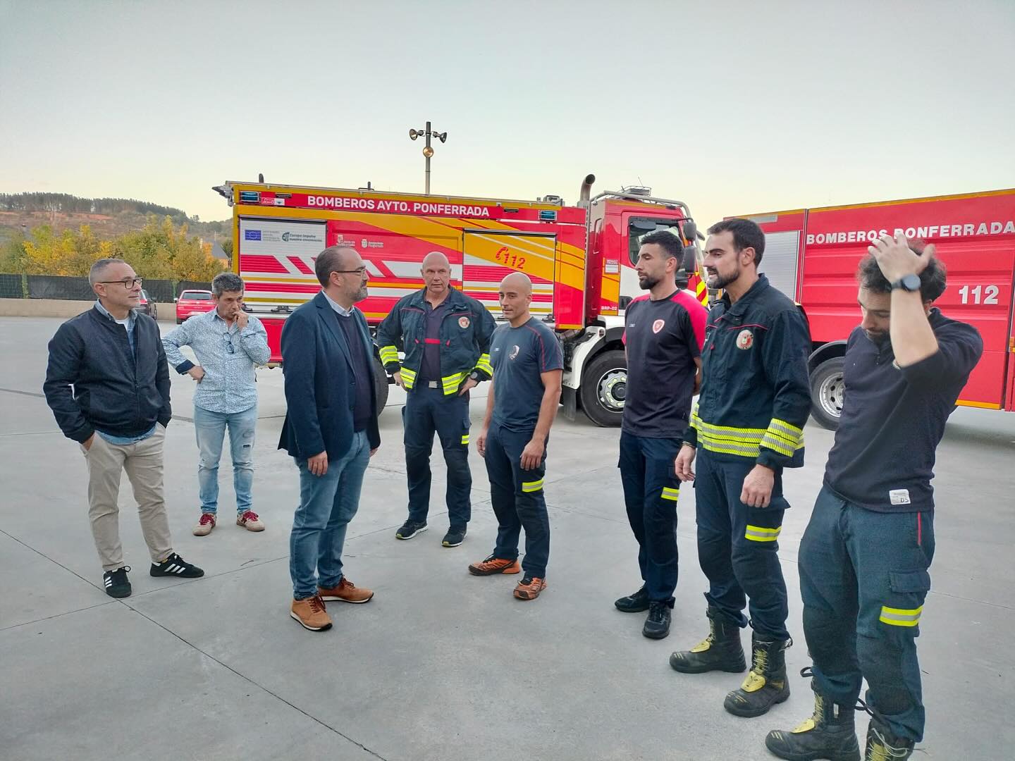 Salida de los cinco bomberos que están realizando labores de ayuda en Aldaia.