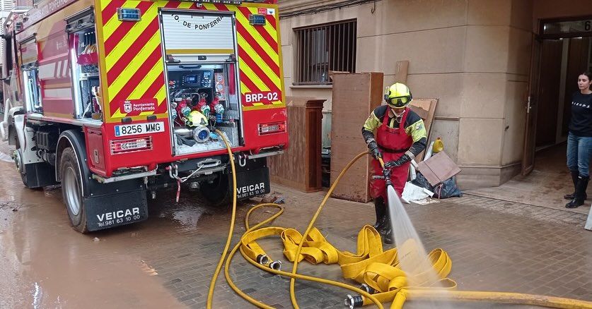 Retén de Bomberos de Ponferrada en Aldaia, achicando y limpiando calles. 