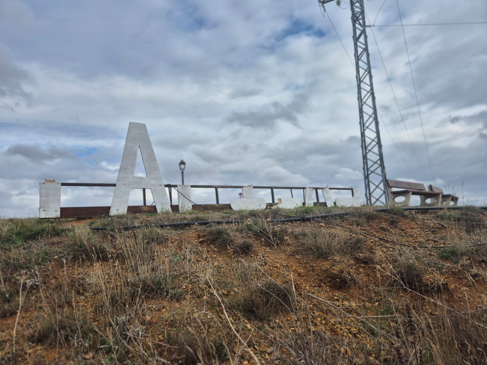 Estado en el que han quedado las letras del mirador de Fáfilas tras el ataque vandálico. | L.N.C.