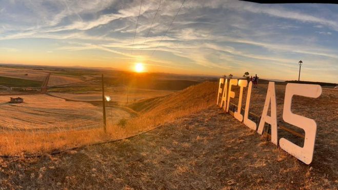 Vista de las letras en el mirador de Fáfilas antes del ataque en una foto del atardecer. | L.N.C.