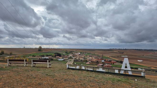 Vista de cómo han quedado las letras desde otra posición del mirador. | L.N.C.