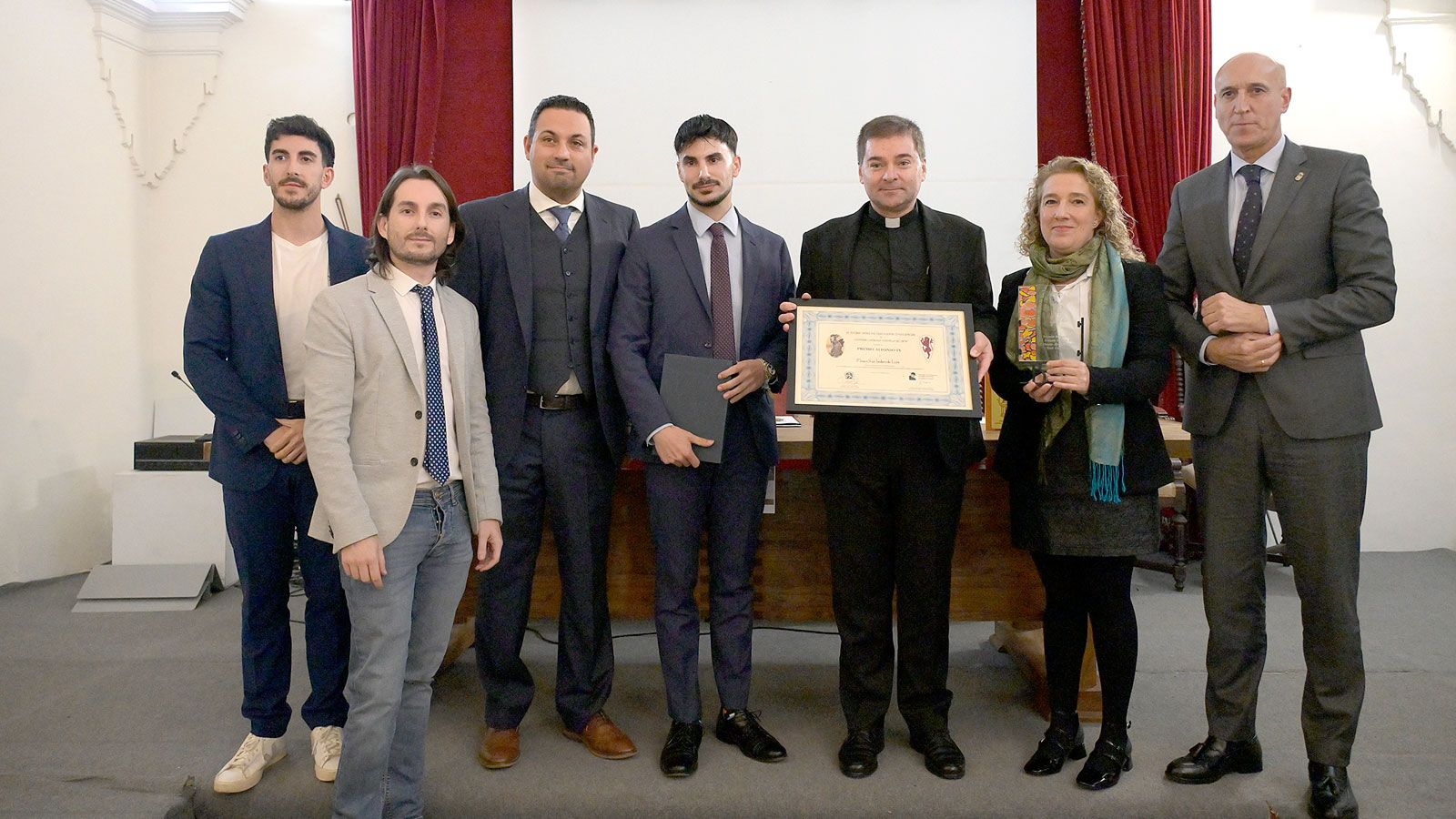 El abad de San Isidoro, Luis García Gutiérrez, y la directora del museo, Raquel Jaén, se encargaron de recoger el Premio Alfonso IX. | MAURICIO PEÑA