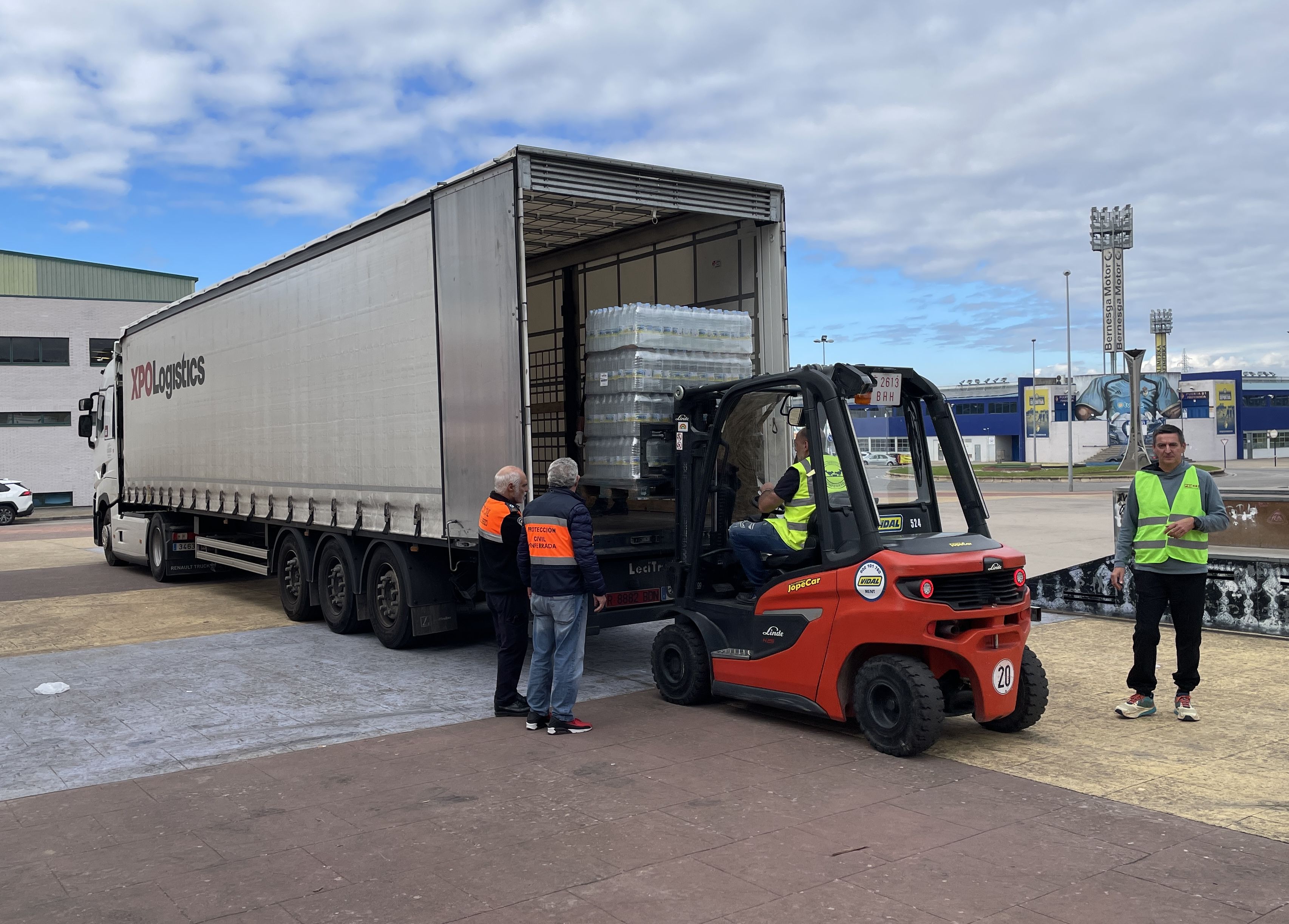 Camión cargado con ayuda desde Ponferrada para los damnificados de Valencia. | JAVIER FERNÁNDEZ