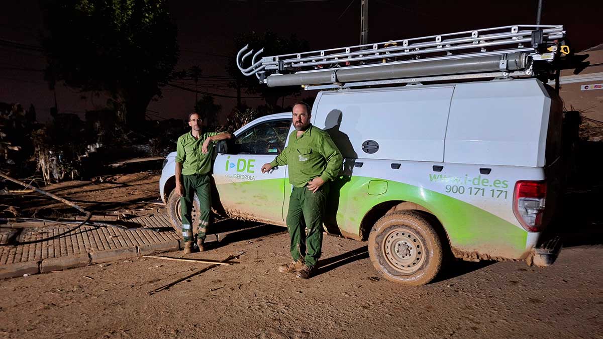 Óscar Luis García y Raúl González durante sus trabajos para recuperar el suministro eléctrico en las zonas afectadas por la Dana. | L.N.C.