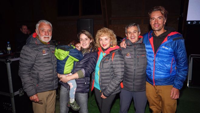 Cristina Montero con presentadores y miembros de la Organización. | VICENTE GARCÍA