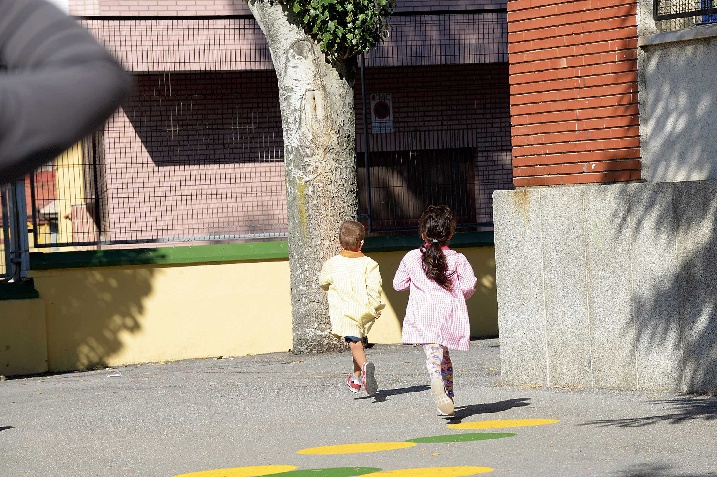 Imagen de archivo de dos niños jugando en el patio de un colegio público de la ciudad de León. | MAURICIO PEÑA