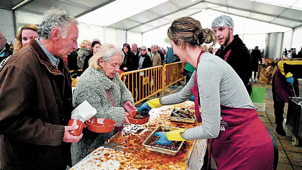 La degustación, el domingo en la carpa, se convierte en uno de los momentos más populares de esta feria de la cecina de chivo. | SAÚL ARÉN